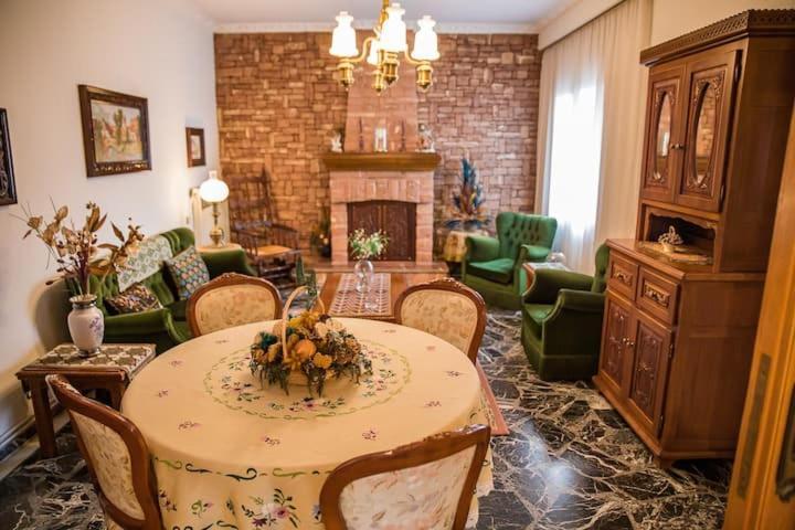 Traditional Antique Deco House カランバカ エクステリア 写真